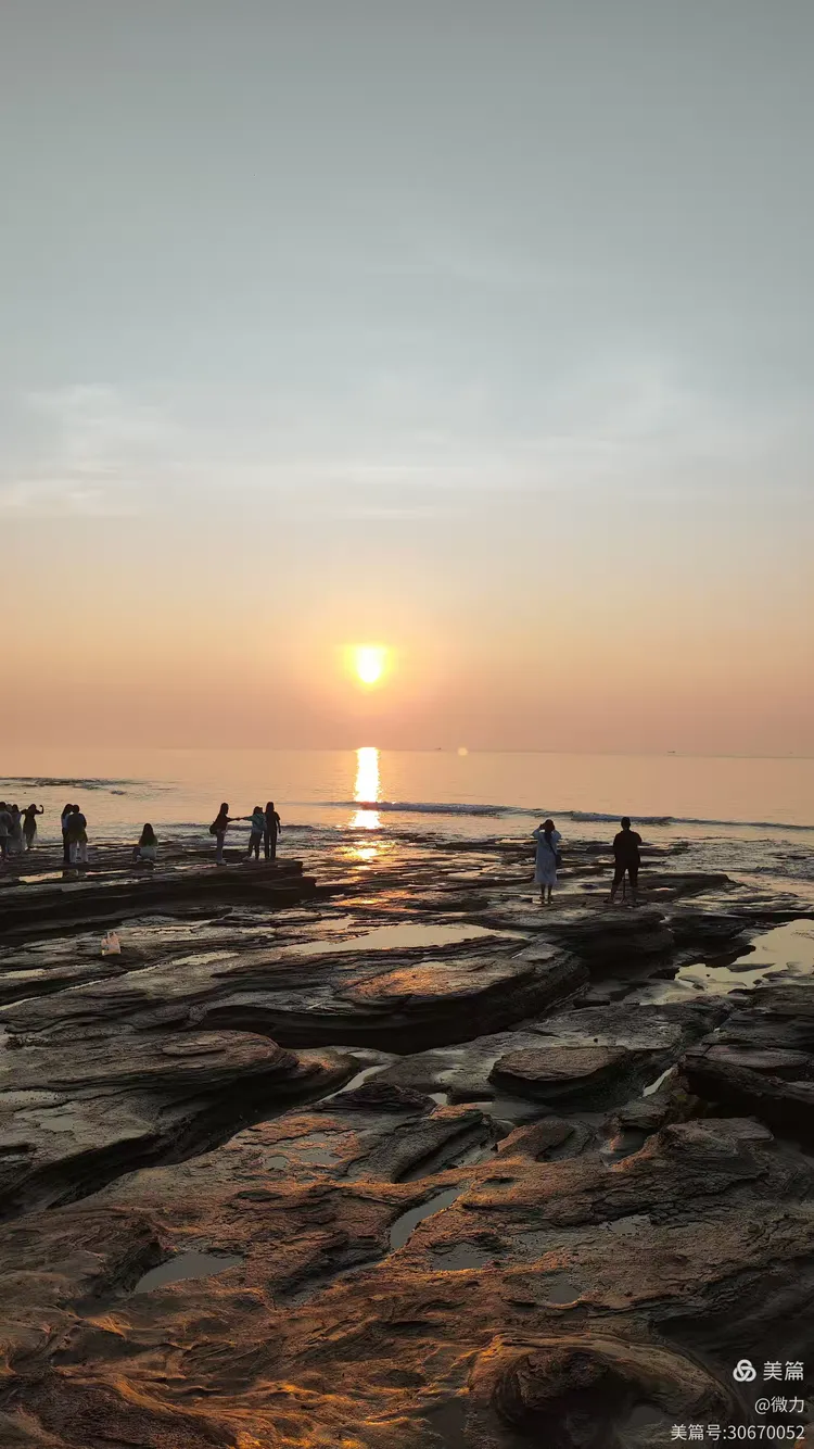 涠洲岛五彩滩观赏日出